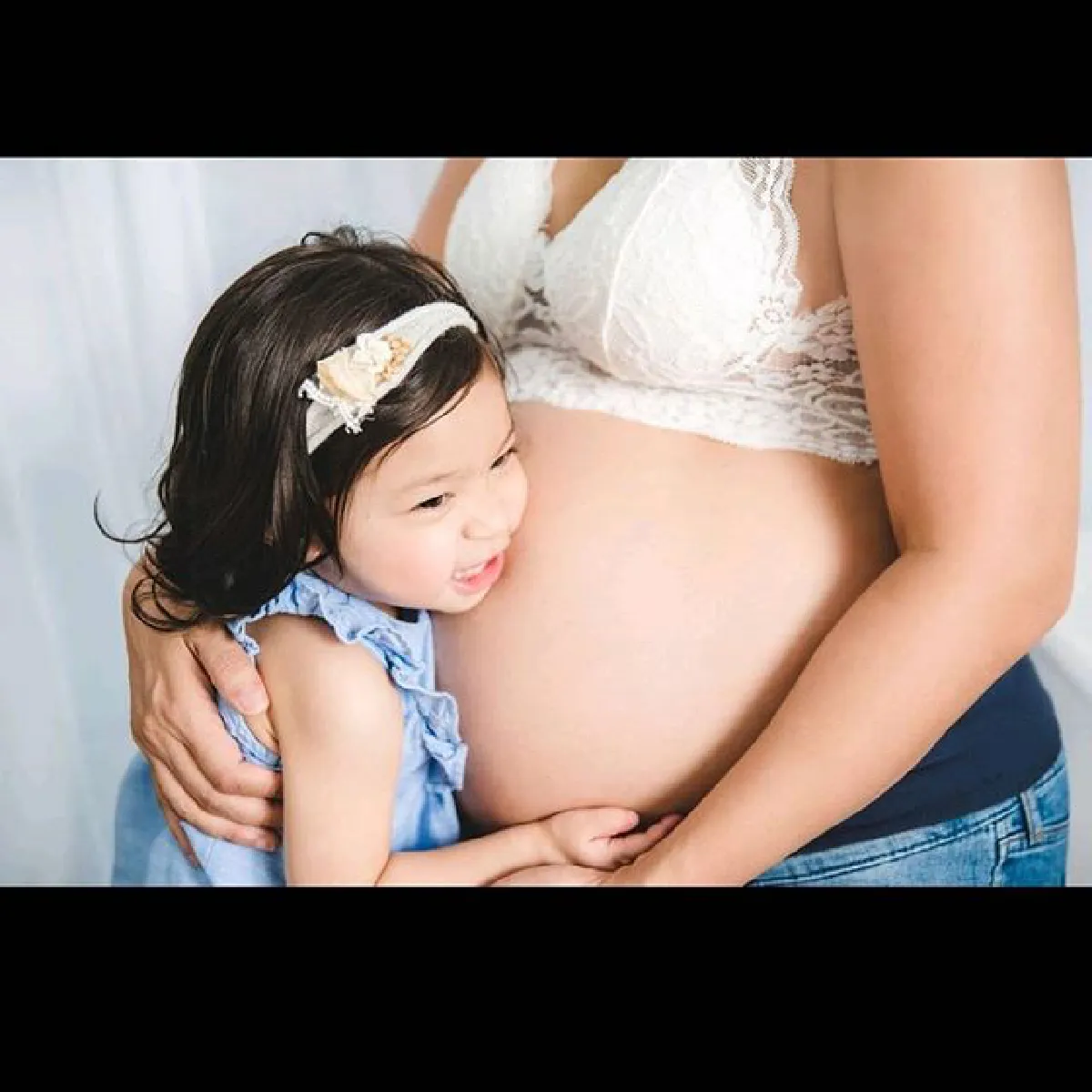 ครอบครัวสุขสันต์ เบนซ์-มิค ชวนลูกๆ ถ่ายรูปอบอุ่นก่อนคลอดลูกชาย