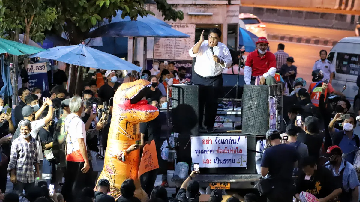 ม็อบราษฎรกว่า2พันปิดถนนหน้าฟิวเจอร์พาร์ครังสิตชุมนุมไล่นายกฯ