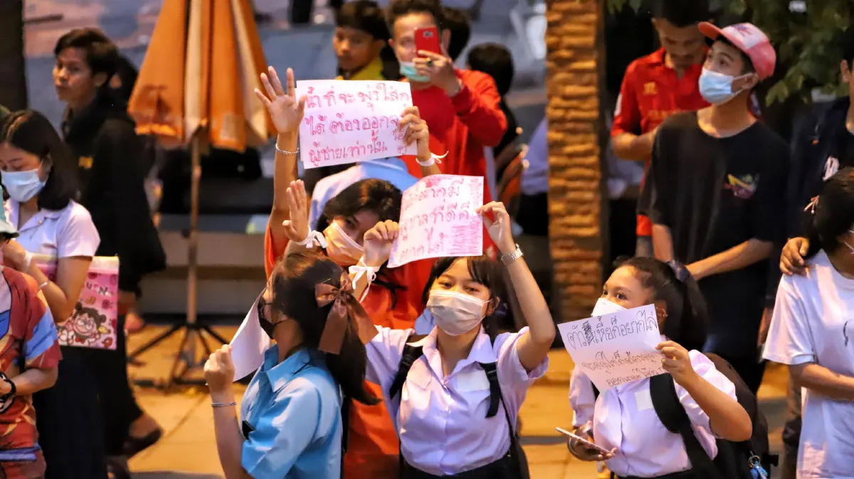 ม็อบราษฎรกว่า2พันปิดถนนหน้าฟิวเจอร์พาร์ครังสิตชุมนุมไล่นายกฯ