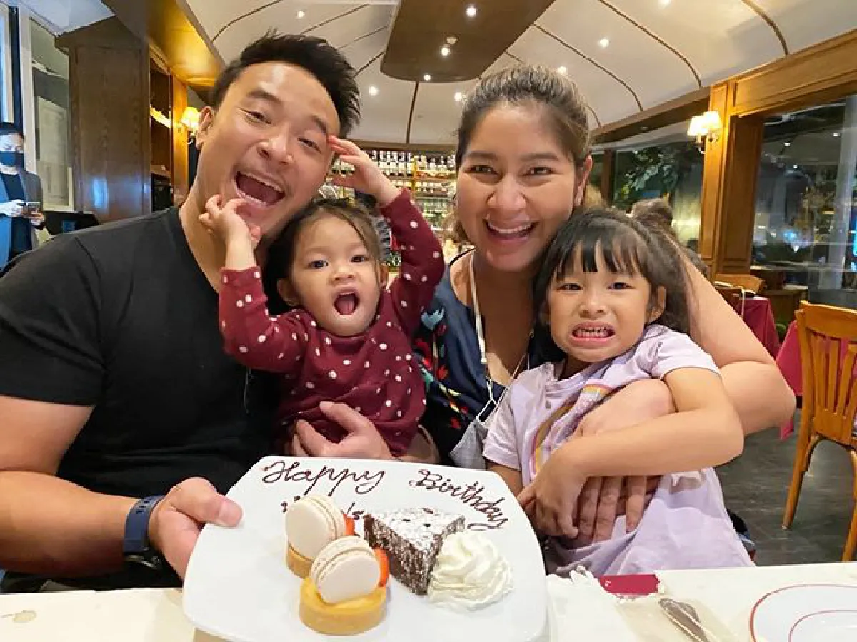 ครอบครัวสุขสันต์ เบนซ์-มิค ชวนลูกๆ ถ่ายรูปอบอุ่นก่อนคลอดลูกชาย