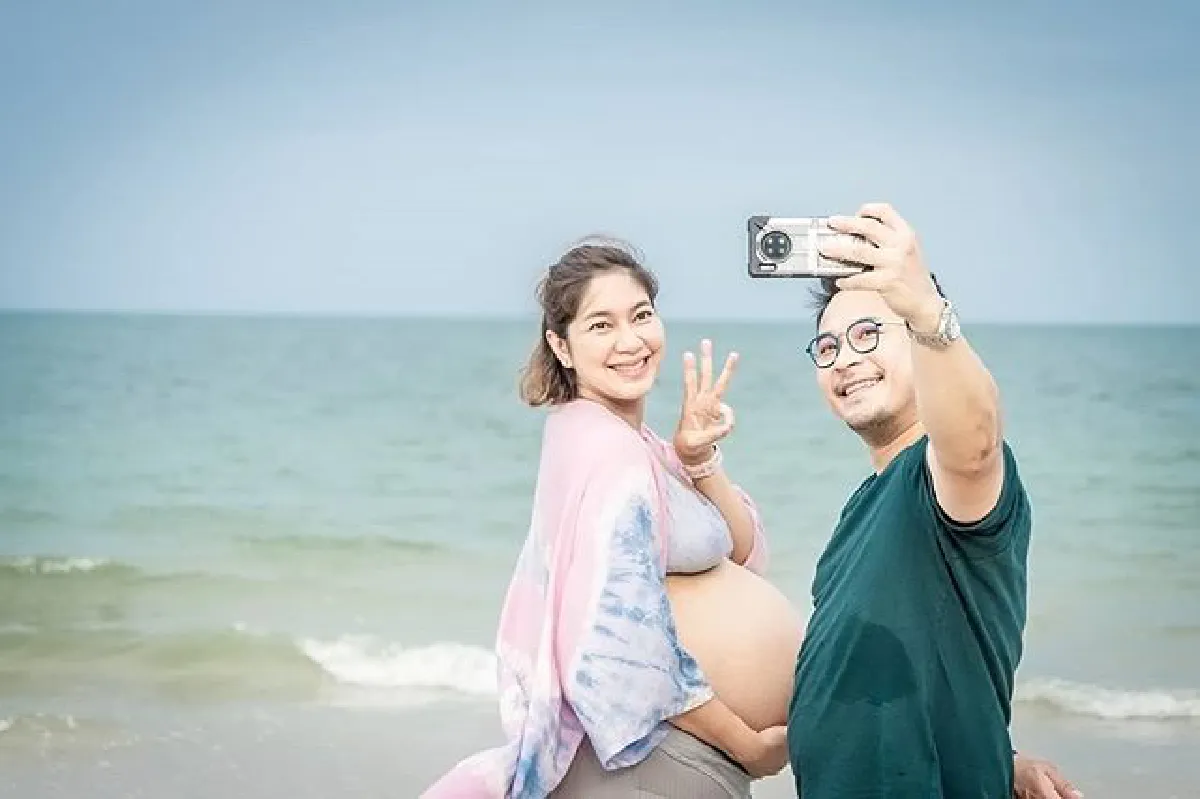 ครอบครัวสุขสันต์ เบนซ์-มิค ชวนลูกๆ ถ่ายรูปอบอุ่นก่อนคลอดลูกชาย