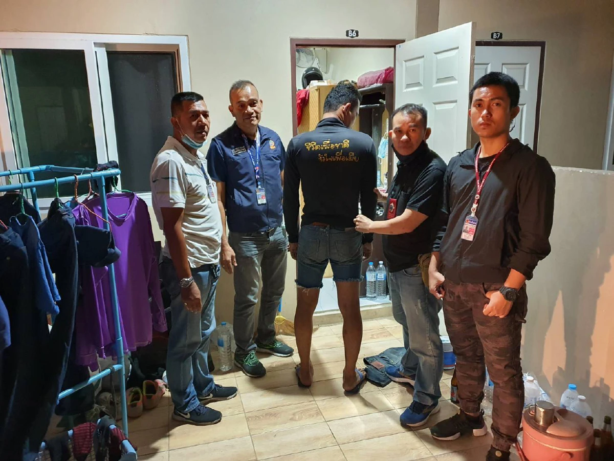 จับ 2 หนุ่มอ้างเป็นตำรวจไปร่วมม็อบปลดแอกเวทีบางนา