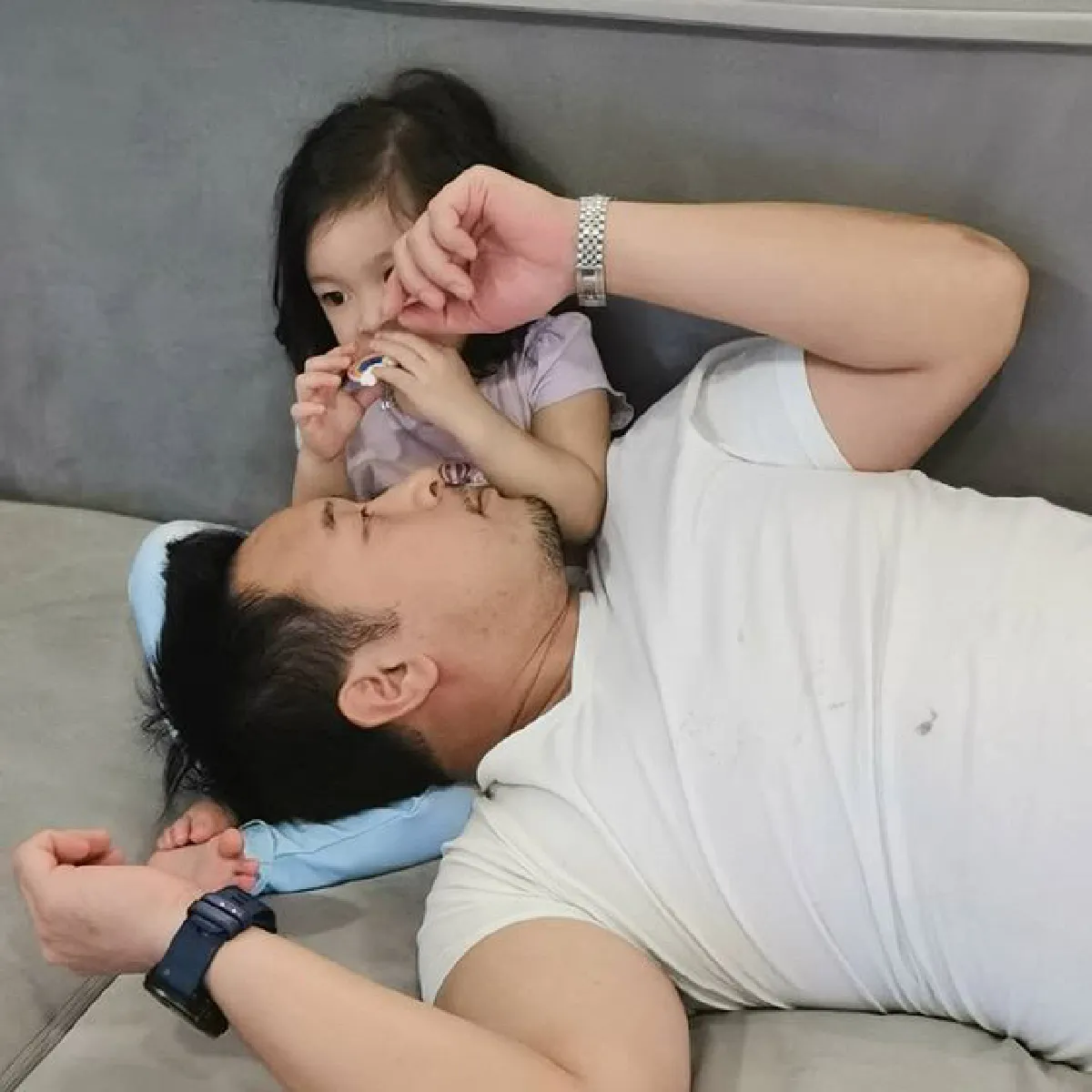 ครอบครัวสุขสันต์ เบนซ์-มิค ชวนลูกๆ ถ่ายรูปอบอุ่นก่อนคลอดลูกชาย