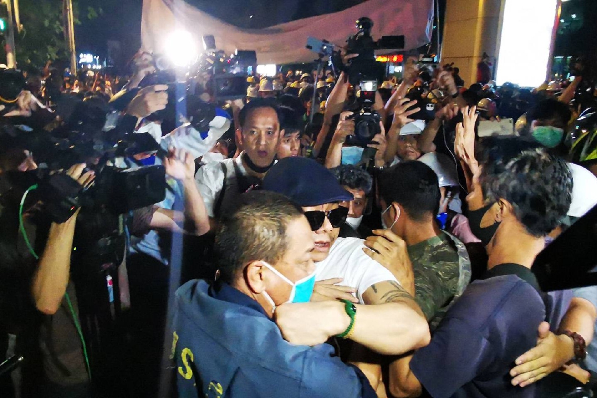 "ทนายนกเขา"ยืนขวางม็อบราษฎรที่แยกพญาไทเกิดปะทะคารมเล็กน้อย "ทนายนกเขา"ยืนขวางม็อบราษฎรที่แยกพญาไทเกิดปะทะคารมเล็กน้อย