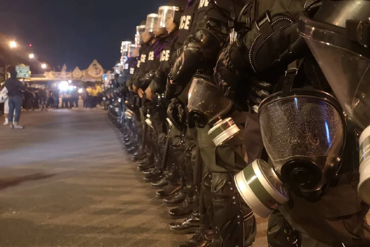 ม็อบบางส่วนเข้าปักหลักประจันหน้ากับแถวตำรวจที่แยกนางเลิ้ง