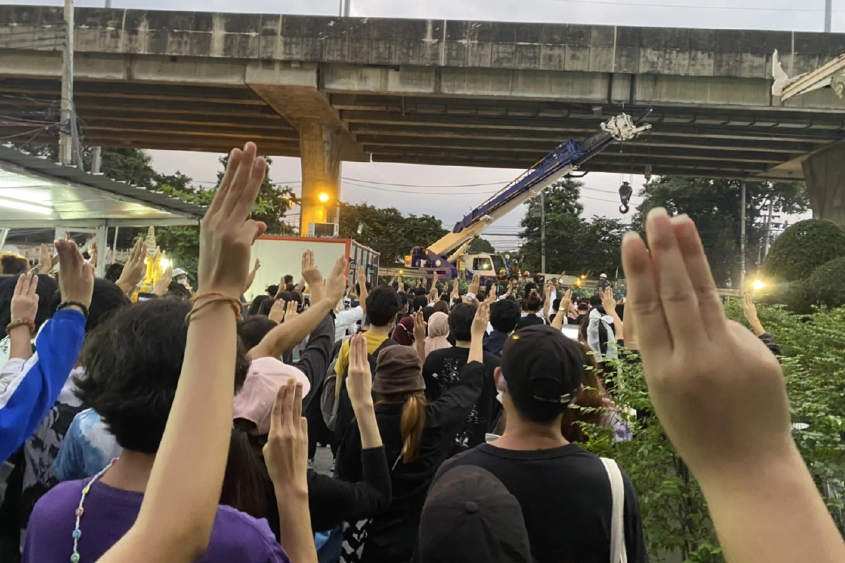 กลุ่มนักเรียนนักศึกษาถอยร่อนจากม.รามไปชู3นิ้วข้างสน.หัวหมาก