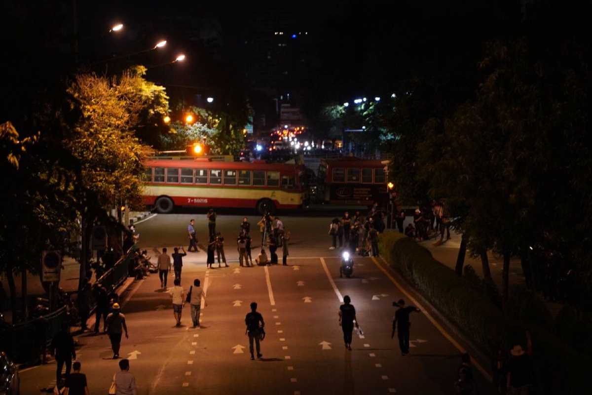 ตร.นำรถเมล์จอดขวางสะพานชมัยฯ-เตรียมรถฉีดน้ำสกัดม็อบไปทำเนียบฯ ตร.นำรถเมล์จอดขวางสะพานชมัยฯ-เตรียมรถฉีดน้ำสกัดม็อบไปทำเนียบฯ