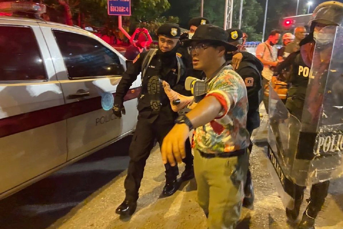 มวลชนช่วยปฐมพยาบาลตำรวจเกิดอุบัติเหตุผลักดันที่แยกอุรุพงษ์