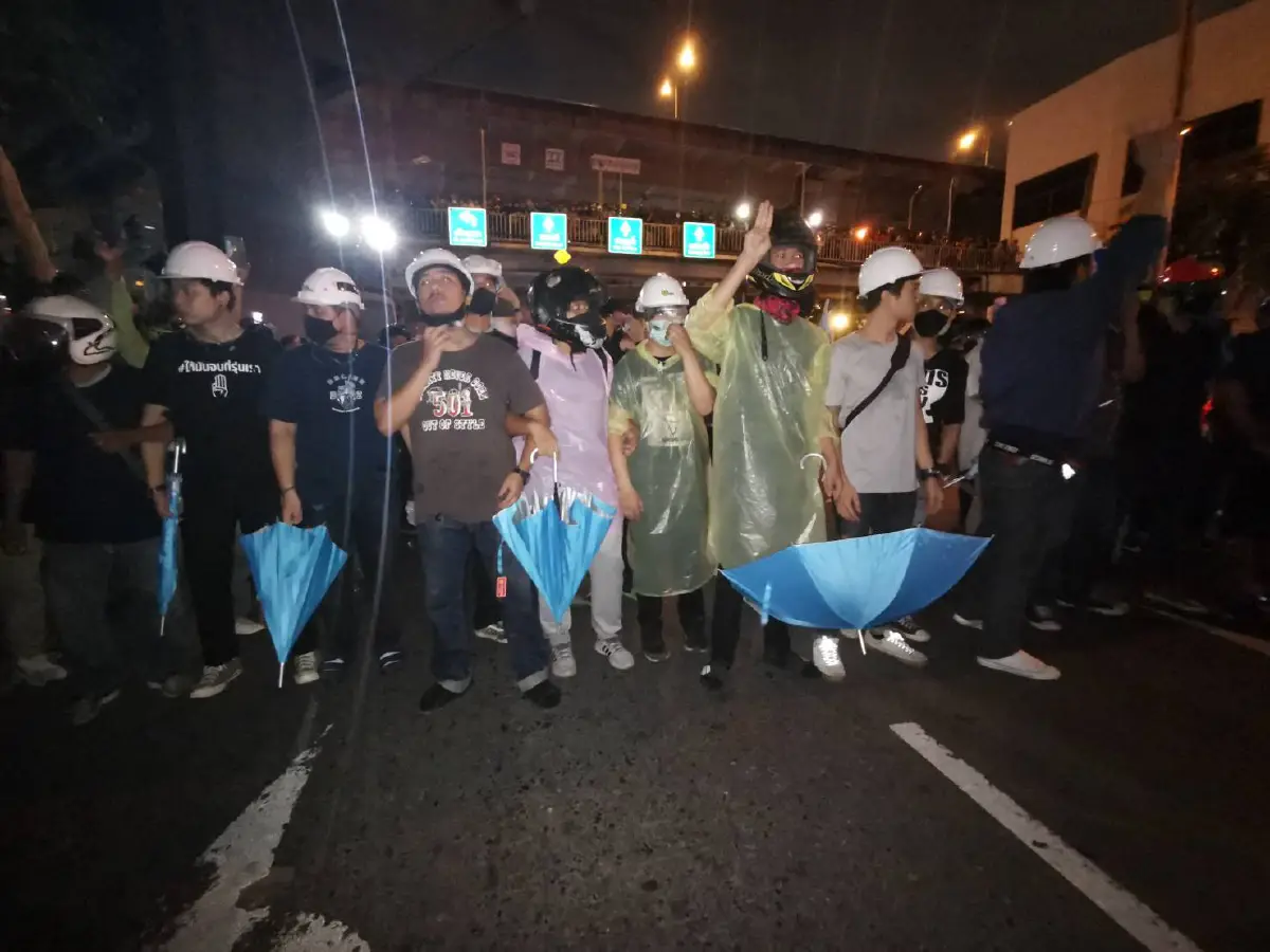 ม็อบประจันหน้ากำลังตำรวจที่ตั้งแนวขวางแยกอุรุพงษ์