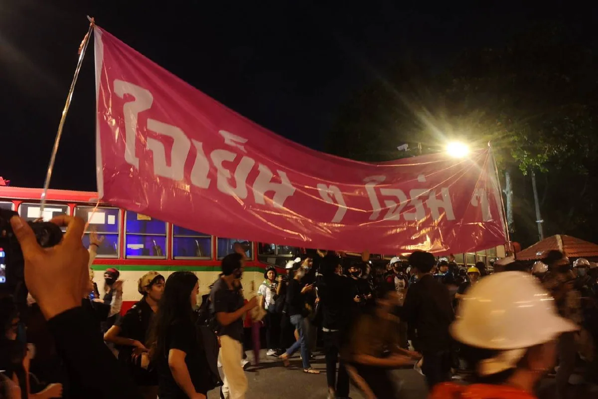 ม็อบเคลื่อนขบวนถึงทำเนียบฯ ประกาศนำหนังสือลาออกมาให้ "ประยุทธ์" เซ็น