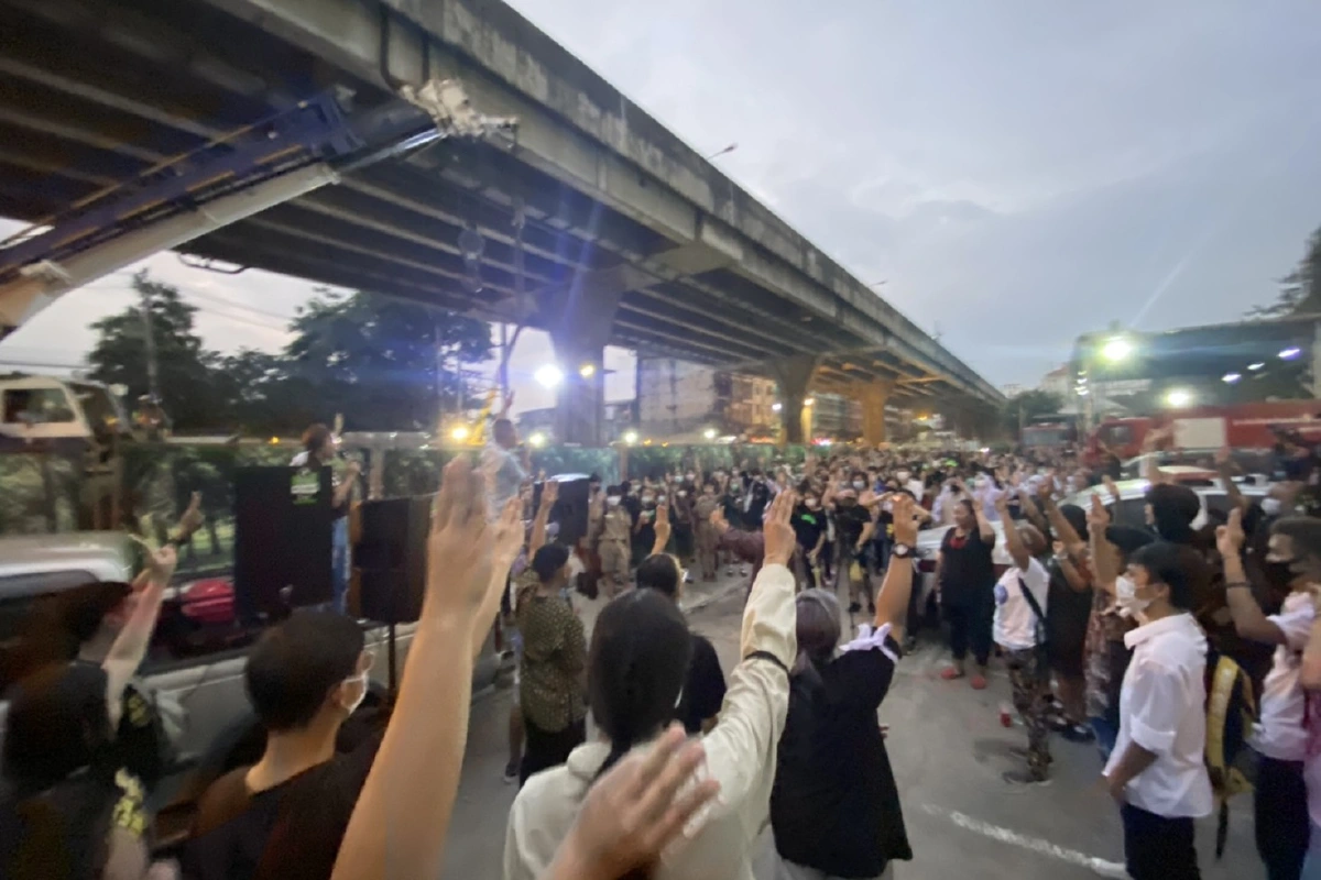 กลุ่มนักเรียนนักศึกษาถอยร่อนจากม.รามไปชู3นิ้วข้างสน.หัวหมาก