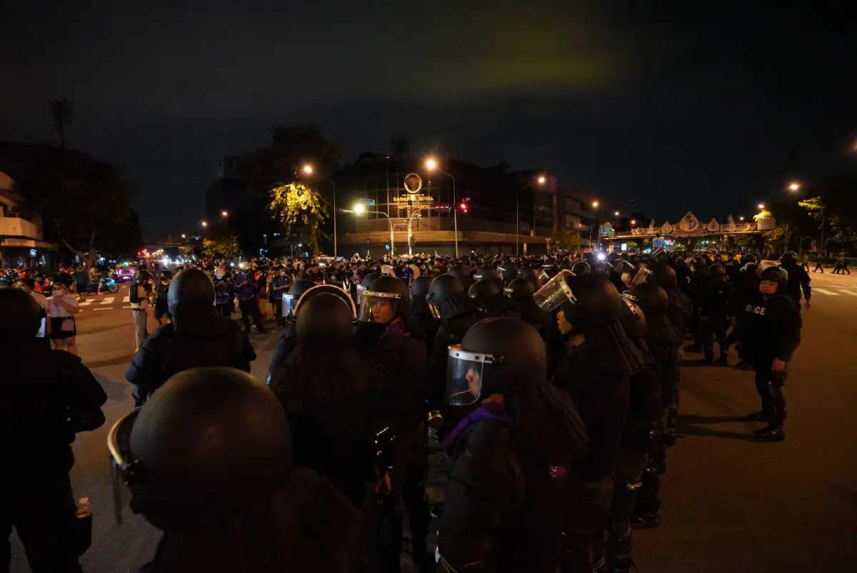 ม็อบบางส่วนเข้าปักหลักประจันหน้ากับแถวตำรวจที่แยกนางเลิ้ง