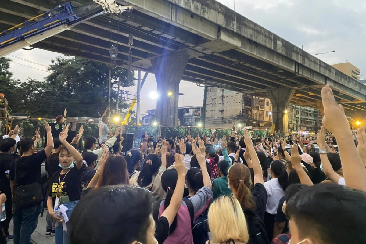 กลุ่มนักเรียนนักศึกษาถอยร่อนจากม.รามไปชู3นิ้วข้างสน.หัวหมาก