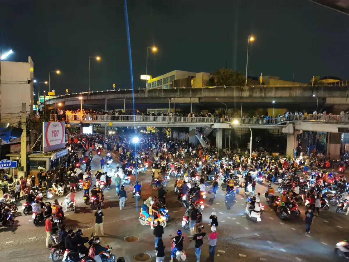 ม็อบประจันหน้ากำลังตำรวจที่ตั้งแนวขวางแยกอุรุพงษ์