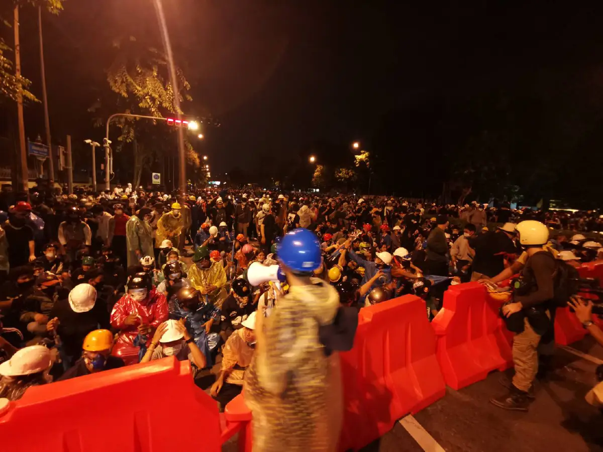 ม็อบเคลื่อนขบวนถึงทำเนียบฯ ประกาศนำหนังสือลาออกมาให้ "ประยุทธ์" เซ็น