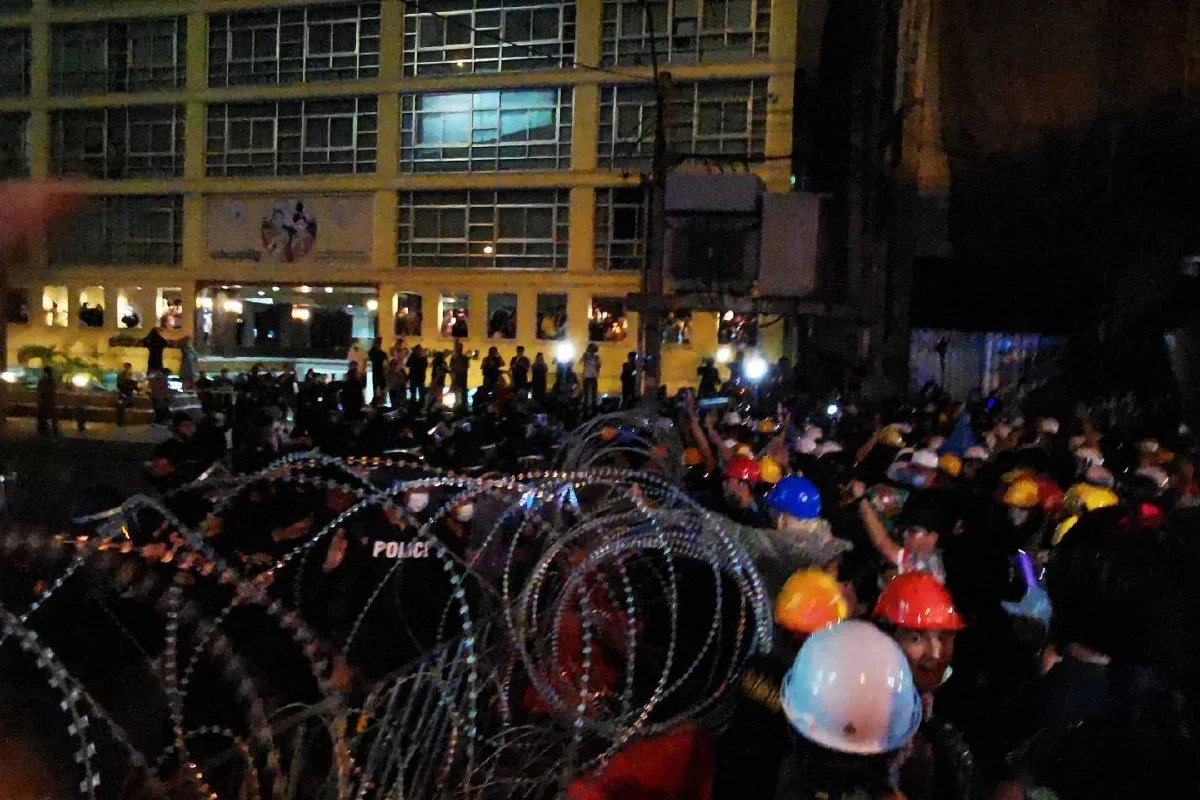 ม็อบผลักดันแนวกั้นตำรวจที่แยกอุรุพงษ์สำเร็จ มุ่งหน้าไปทำเนียบฯต่อ