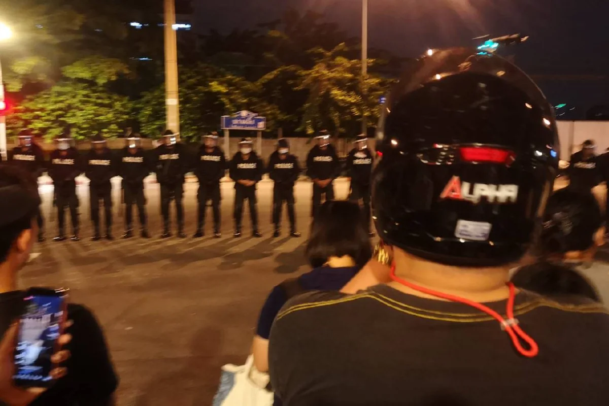 ม็อบบางส่วนเข้าปักหลักประจันหน้ากับแถวตำรวจที่แยกนางเลิ้ง