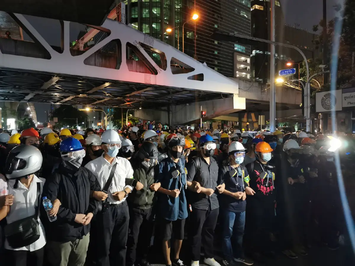 "ทนายนกเขา"ยืนขวางม็อบราษฎรที่แยกพญาไทเกิดปะทะคารมเล็กน้อย