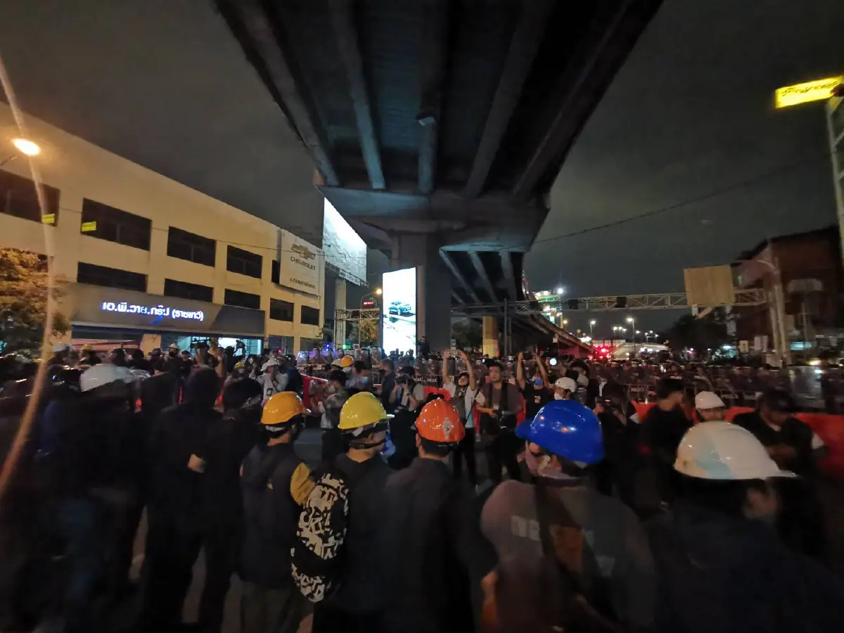 ม็อบประจันหน้ากำลังตำรวจที่ตั้งแนวขวางแยกอุรุพงษ์