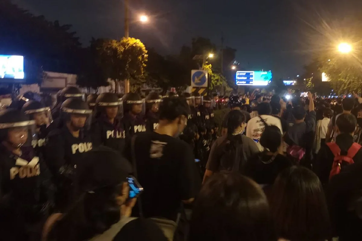 ม็อบบางส่วนเข้าปักหลักประจันหน้ากับแถวตำรวจที่แยกนางเลิ้ง