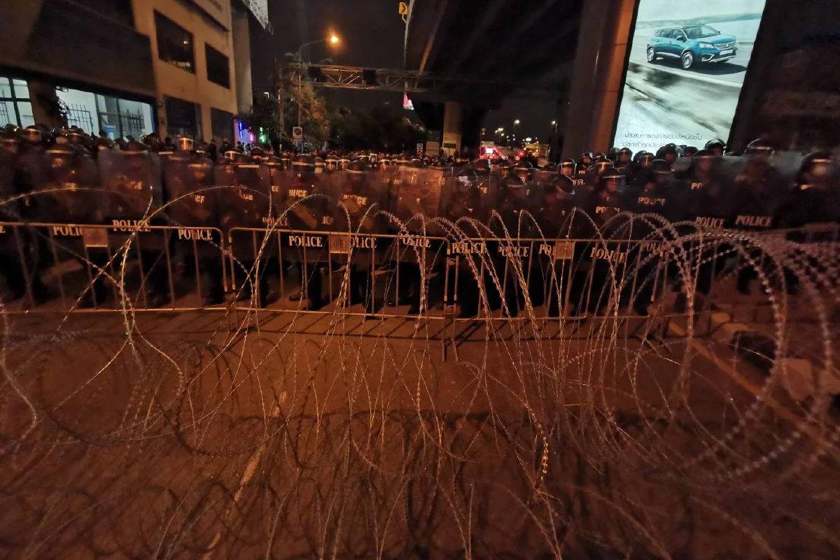 ม็อบประจันหน้ากำลังตำรวจที่ตั้งแนวขวางแยกอุรุพงษ์