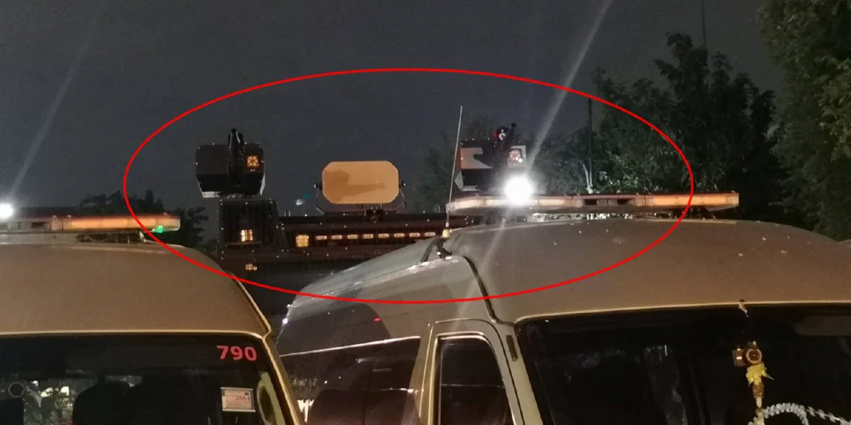 ตร.นำรถเมล์จอดขวางสะพานชมัยฯ-เตรียมรถฉีดน้ำสกัดม็อบไปทำเนียบฯ