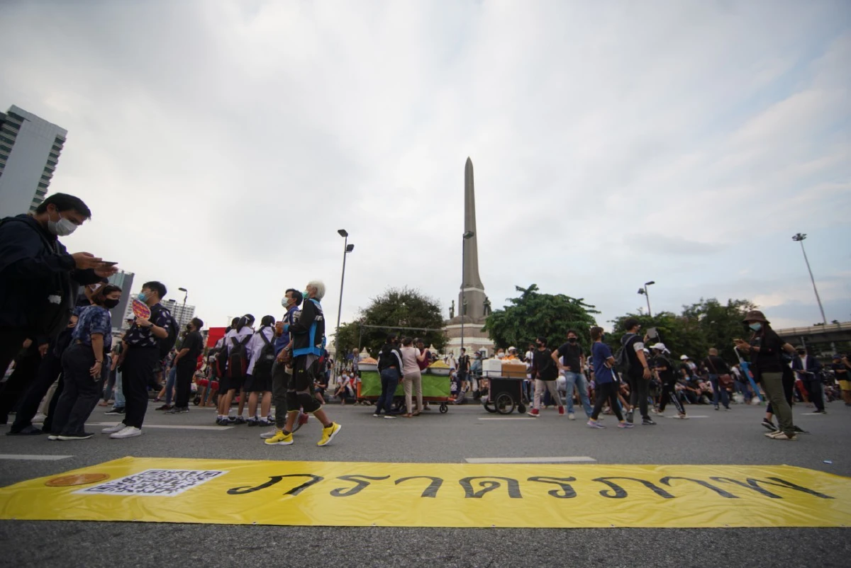 ม็อบอนุสาวรีย์ชัยฯเริ่มเคลื่อนขบวนมุ่งหน้าทำเนียบฯ