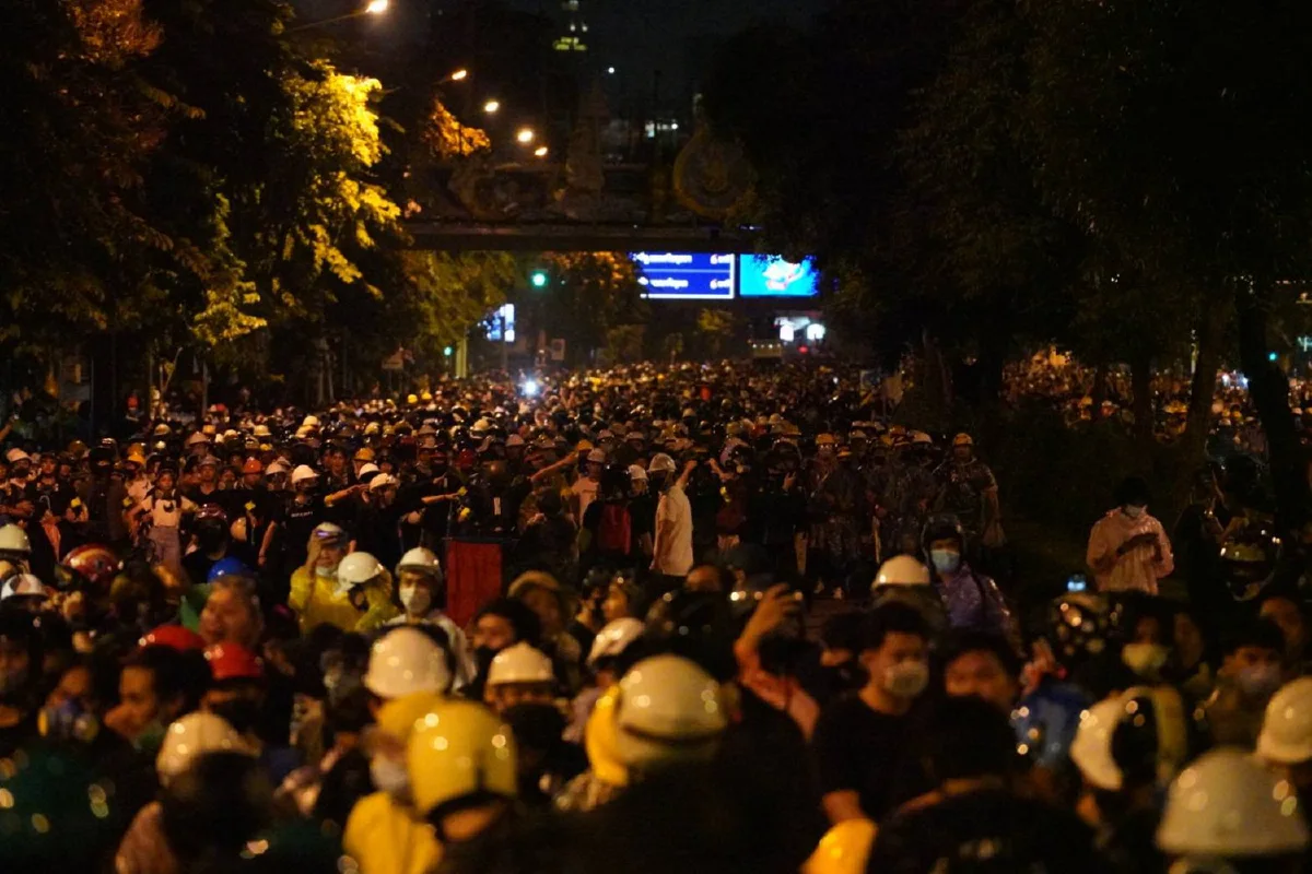 ม็อบเคลื่อนขบวนถึงทำเนียบฯ ประกาศนำหนังสือลาออกมาให้ "ประยุทธ์" เซ็น