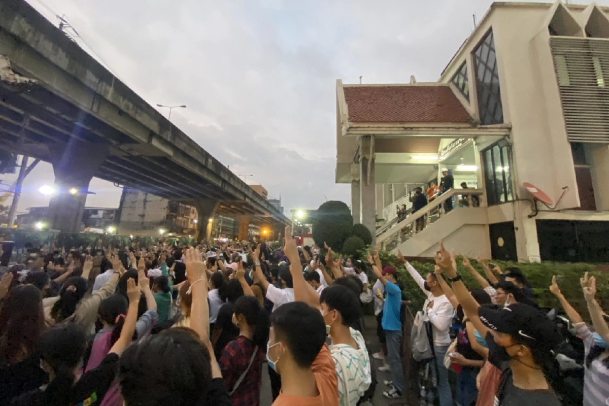 กลุ่มนักเรียนนักศึกษาถอยร่อนจากม.รามไปชู3นิ้วข้างสน.หัวหมาก