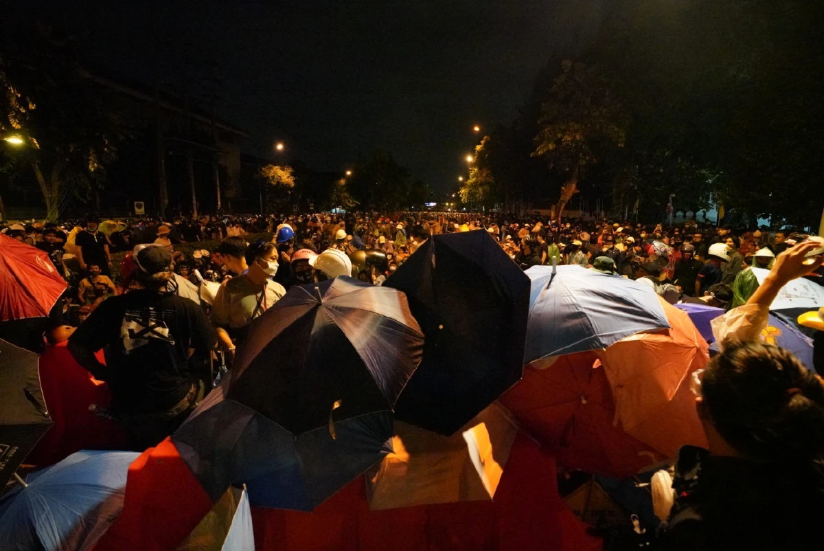 ม็อบเคลื่อนขบวนถึงทำเนียบฯ ประกาศนำหนังสือลาออกมาให้ "ประยุทธ์" เซ็น