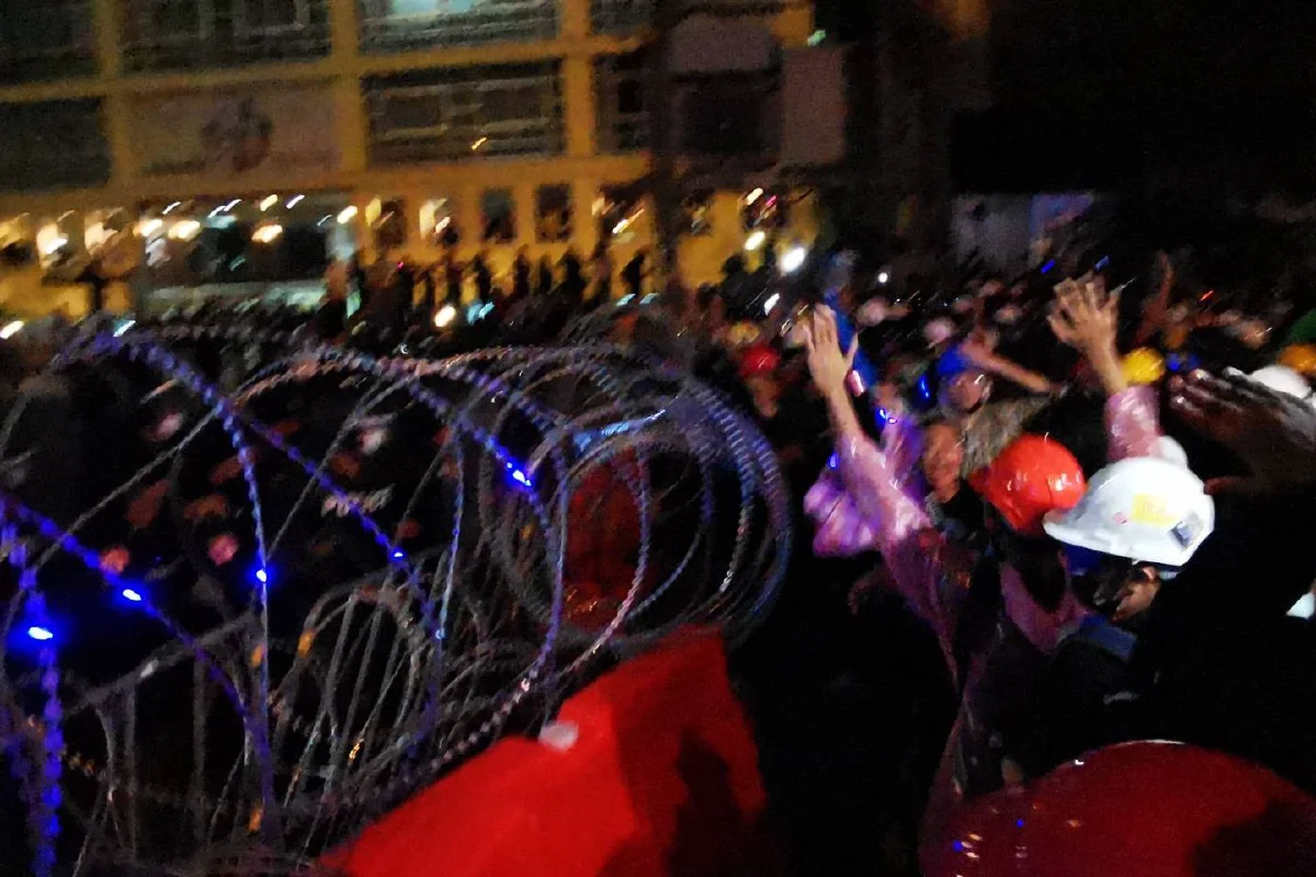 ม็อบผลักดันแนวกั้นตำรวจที่แยกอุรุพงษ์สำเร็จ มุ่งหน้าไปทำเนียบฯต่อ