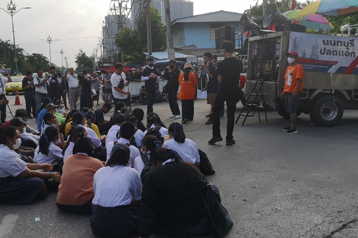 นนทบุรีปลดแอกนำการชุมนุมย่อยก.พาณิชย์ สนามบินน้ำ นนทบุรีปลดแอกนำการชุมนุมย่อยก.พาณิชย์ สนามบินน้ำ