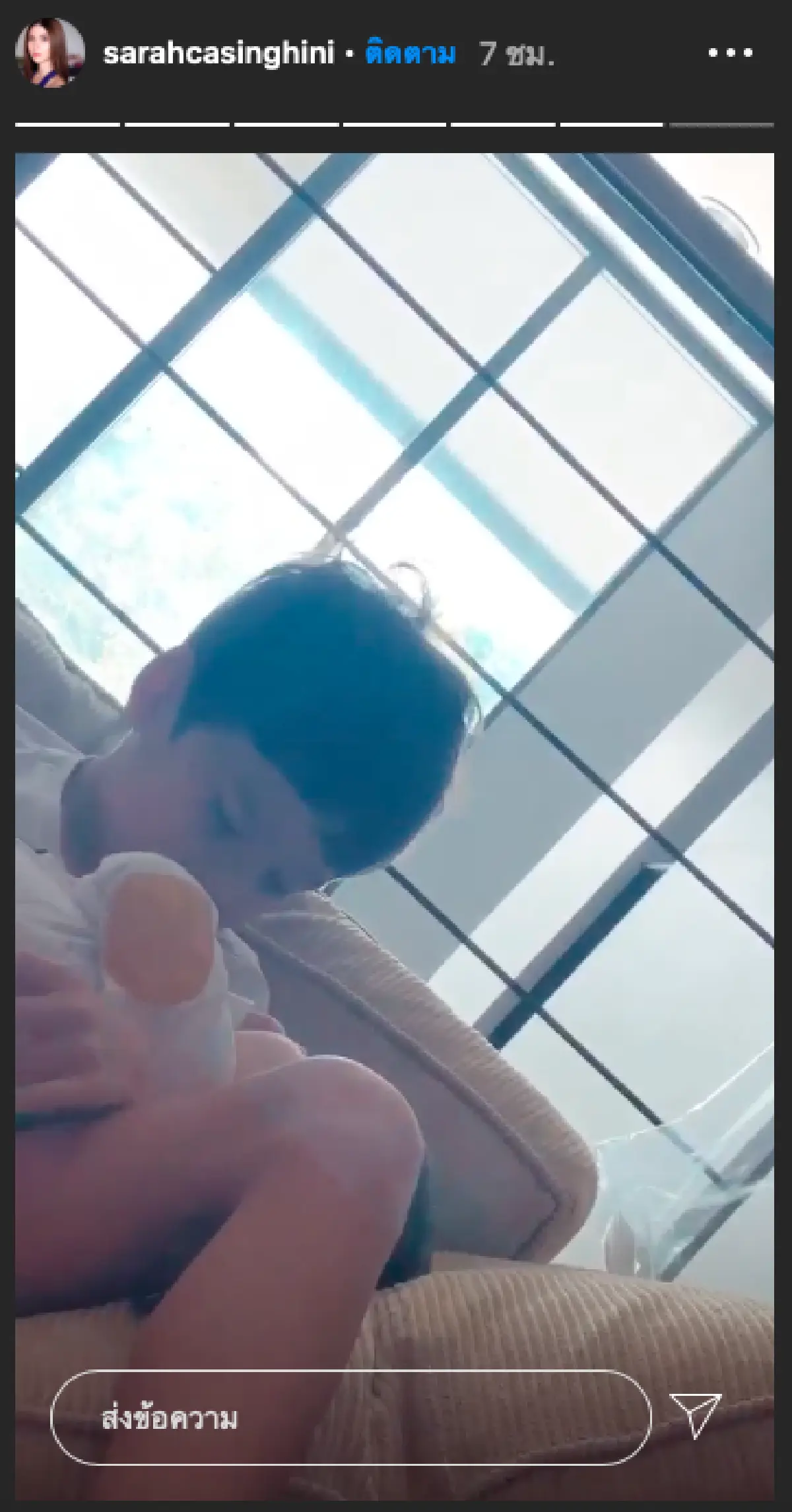 โมเมนต์พี่น้องน่ารัก! "น้องแม็กซ์เวลล์" สุดอ่อนโยน ช่วยคุณแม่เลี้ยงน้องทั้งอุ้ม ทั้งกอด