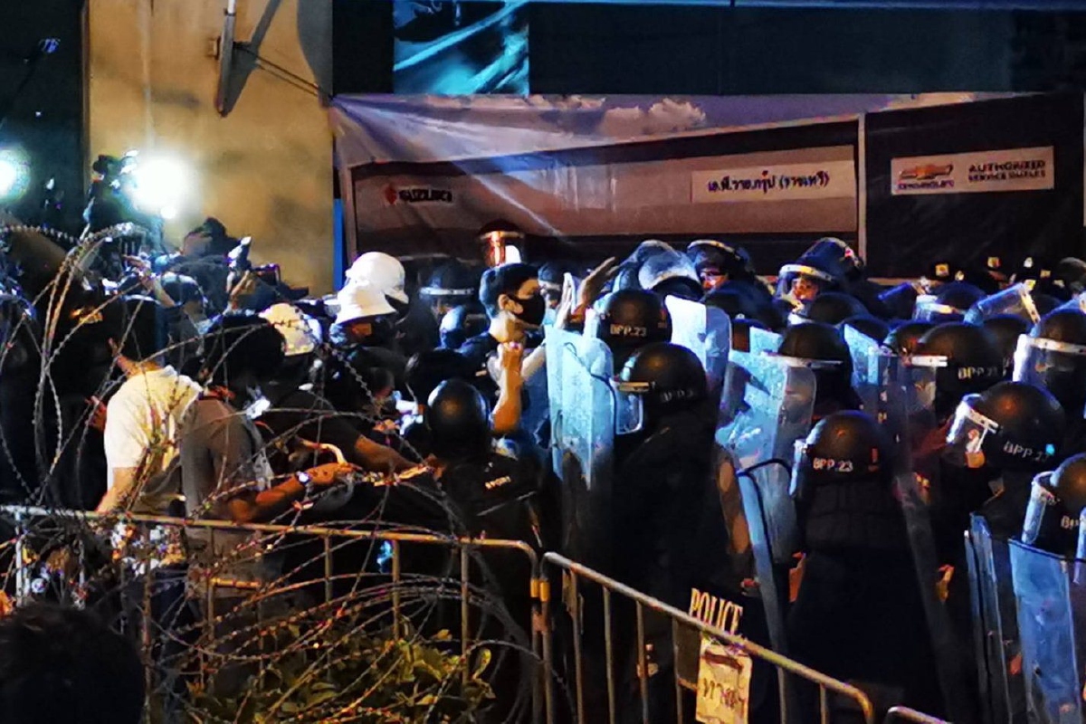ม็อบผลักดันแนวกั้นตำรวจที่แยกอุรุพงษ์สำเร็จ มุ่งหน้าไปทำเนียบฯต่อ ม็อบผลักดันแนวกั้นตำรวจที่แยกอุรุพงษ์สำเร็จ มุ่งหน้าไปทำเนียบฯต่อ