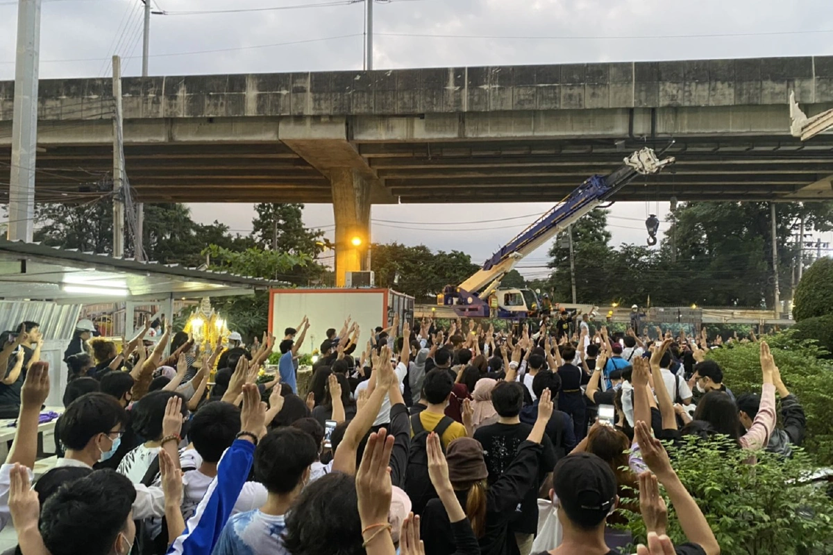 กลุ่มนักเรียนนักศึกษาถอยร่อนจากม.รามไปชู3นิ้วข้างสน.หัวหมาก