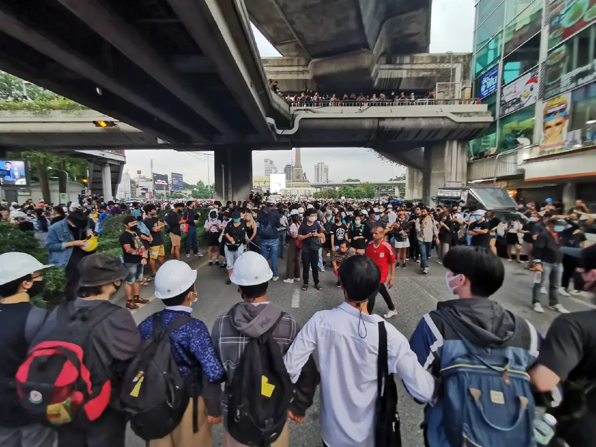 ม็อบอนุสาวรีย์ชัยฯเริ่มเคลื่อนขบวนมุ่งหน้าทำเนียบฯ