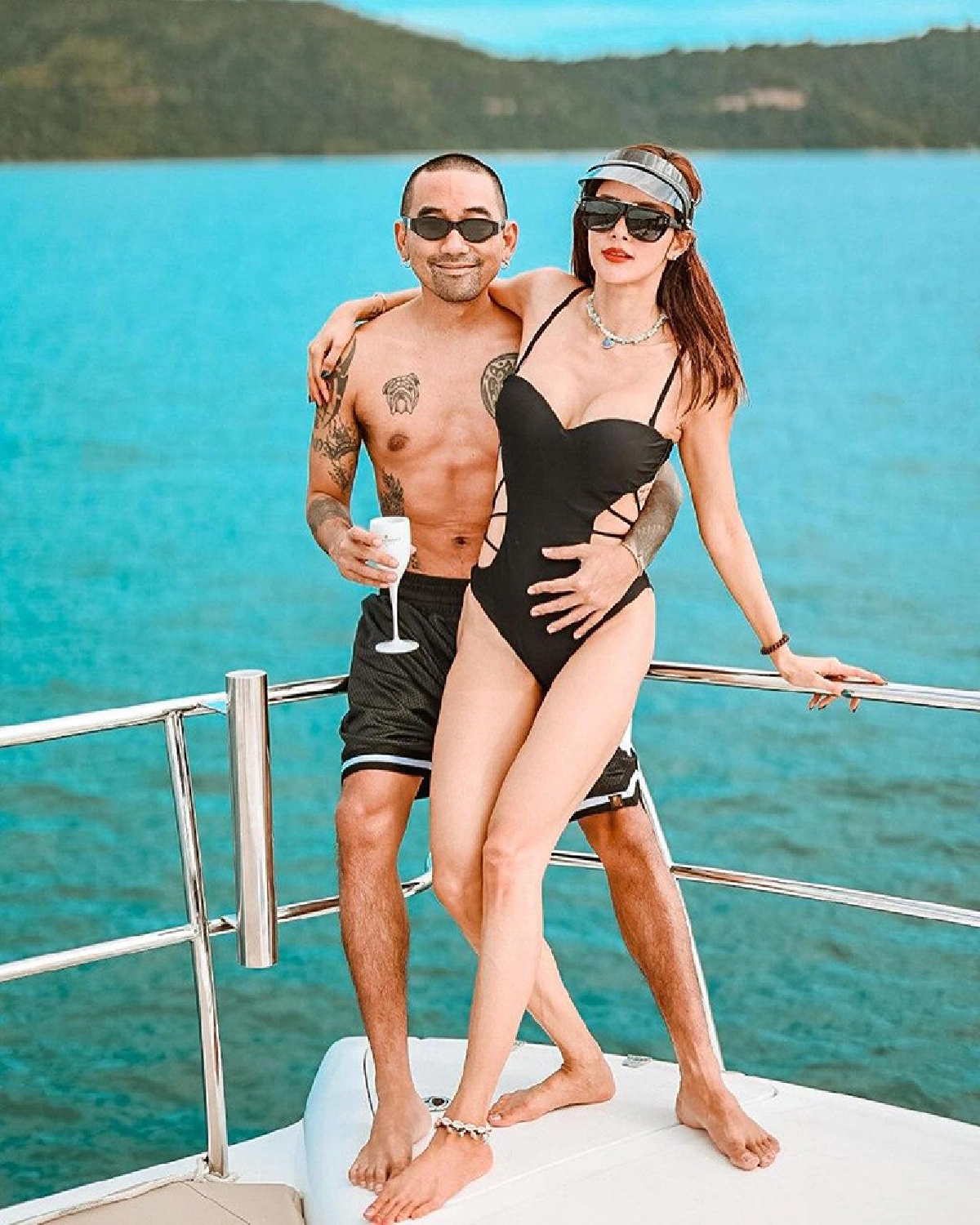 แซ่บไฟลุก! อุ้ม ลักขณา อวดหุ่นสวยสะบึมในชุดว่ายน้ำกลางเกาะสมุย