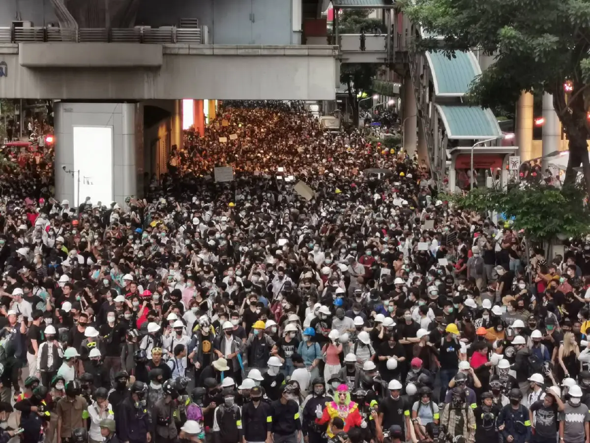 ม็อบอนุสาวรีย์ชัยฯเริ่มเคลื่อนขบวนมุ่งหน้าทำเนียบฯ