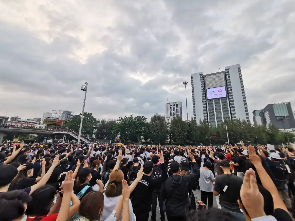 ม็อบอนุสาวรีย์ชัยฯเริ่มเคลื่อนขบวนมุ่งหน้าทำเนียบฯ