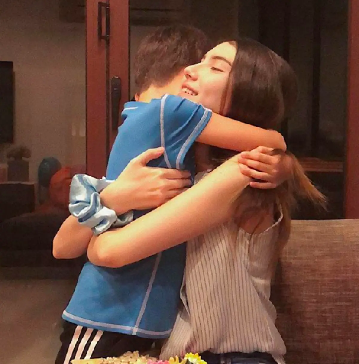 โมเมนต์พี่น้องน่ารัก! "น้องแม็กซ์เวลล์" สุดอ่อนโยน ช่วยคุณแม่เลี้ยงน้องทั้งอุ้ม ทั้งกอด