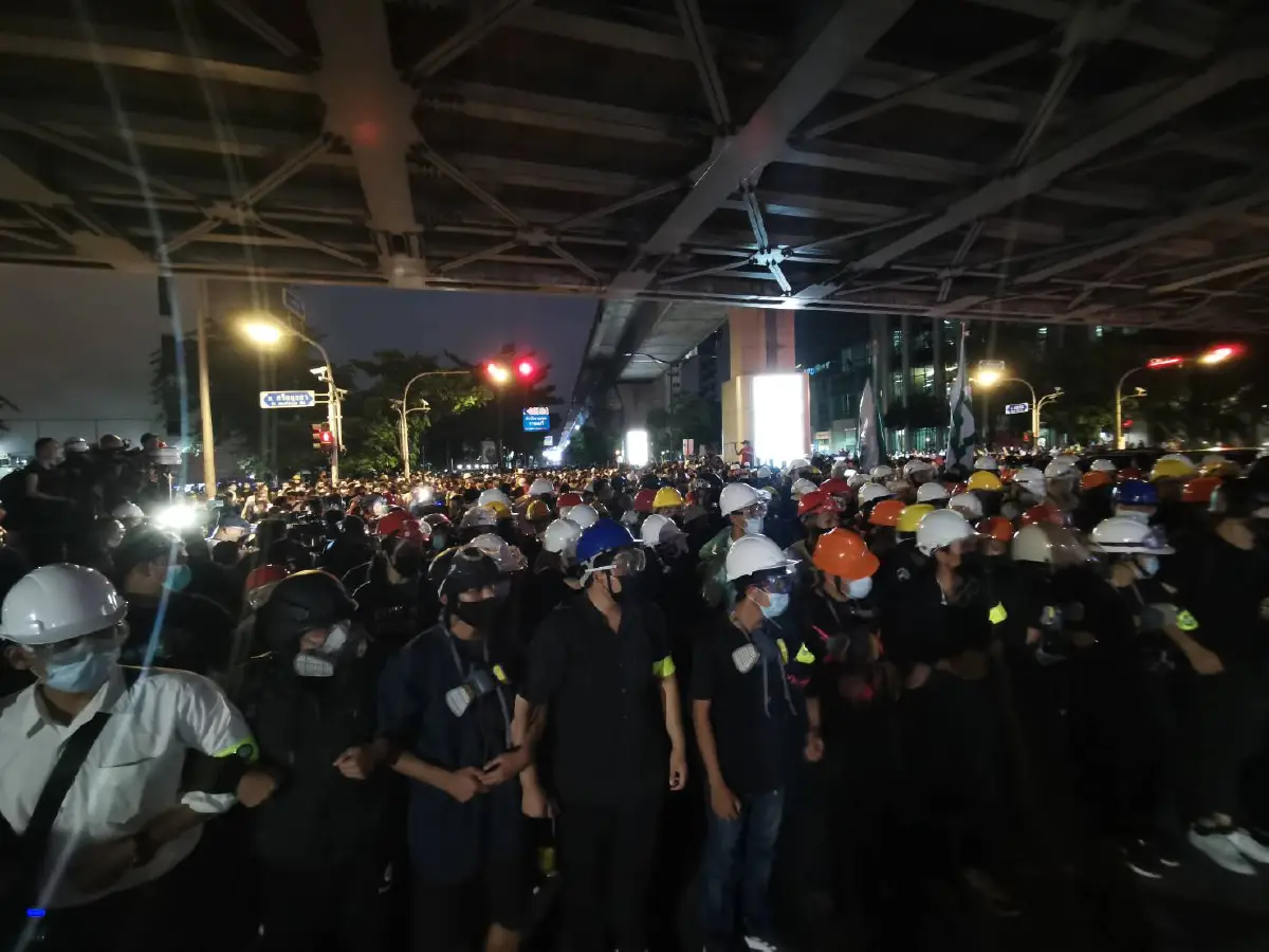 "ทนายนกเขา"ยืนขวางม็อบราษฎรที่แยกพญาไทเกิดปะทะคารมเล็กน้อย
