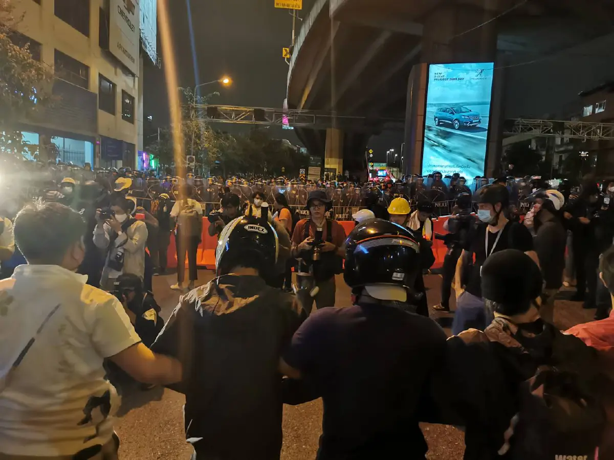 ม็อบประจันหน้ากำลังตำรวจที่ตั้งแนวขวางแยกอุรุพงษ์