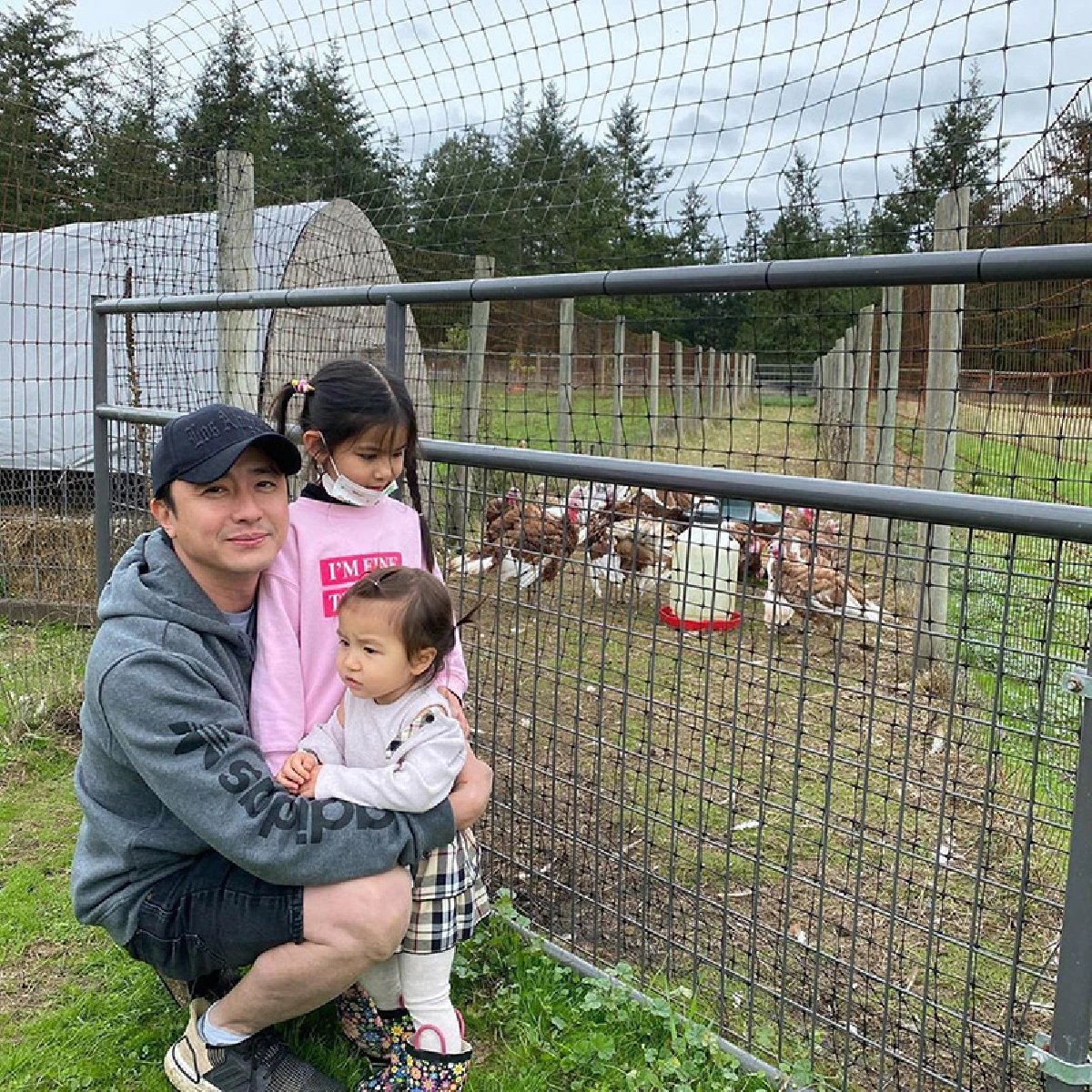 ส่องภาพ เจนนิเฟอร์-อั๋น พาลูกสาวทั้ง 3 คน เที่ยวสุดชิลใกล้ชิดธรรมชาติ