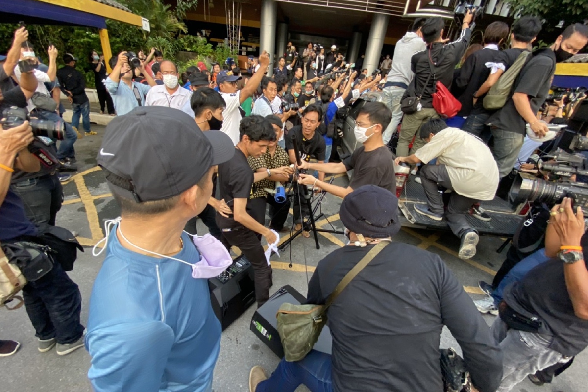 ตำรวจรอยืนยันตัวบุคคลดำเนินคดีเหตุชุลมุนตึกอธิการบดีม.รามคำแหง ตำรวจรอยืนยันตัวบุคคลดำเนินคดีเหตุชุลมุนตึกอธิการบดีม.รามคำแหง