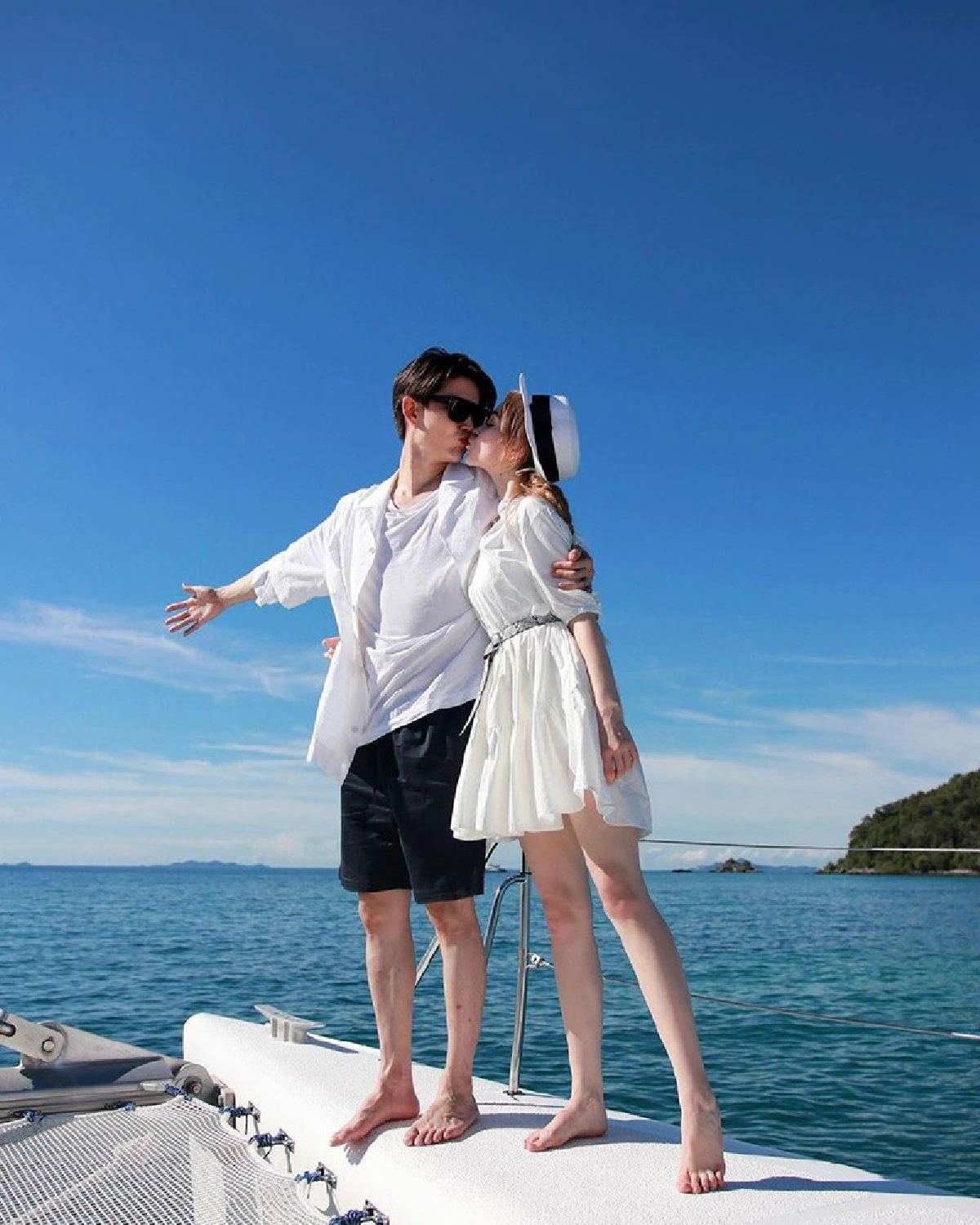 กอล์ฟ พิชญะ สวีทกลางทะเลกับแฟนสาว โดยมีแก๊งน้องหมาเป็นพยานรัก