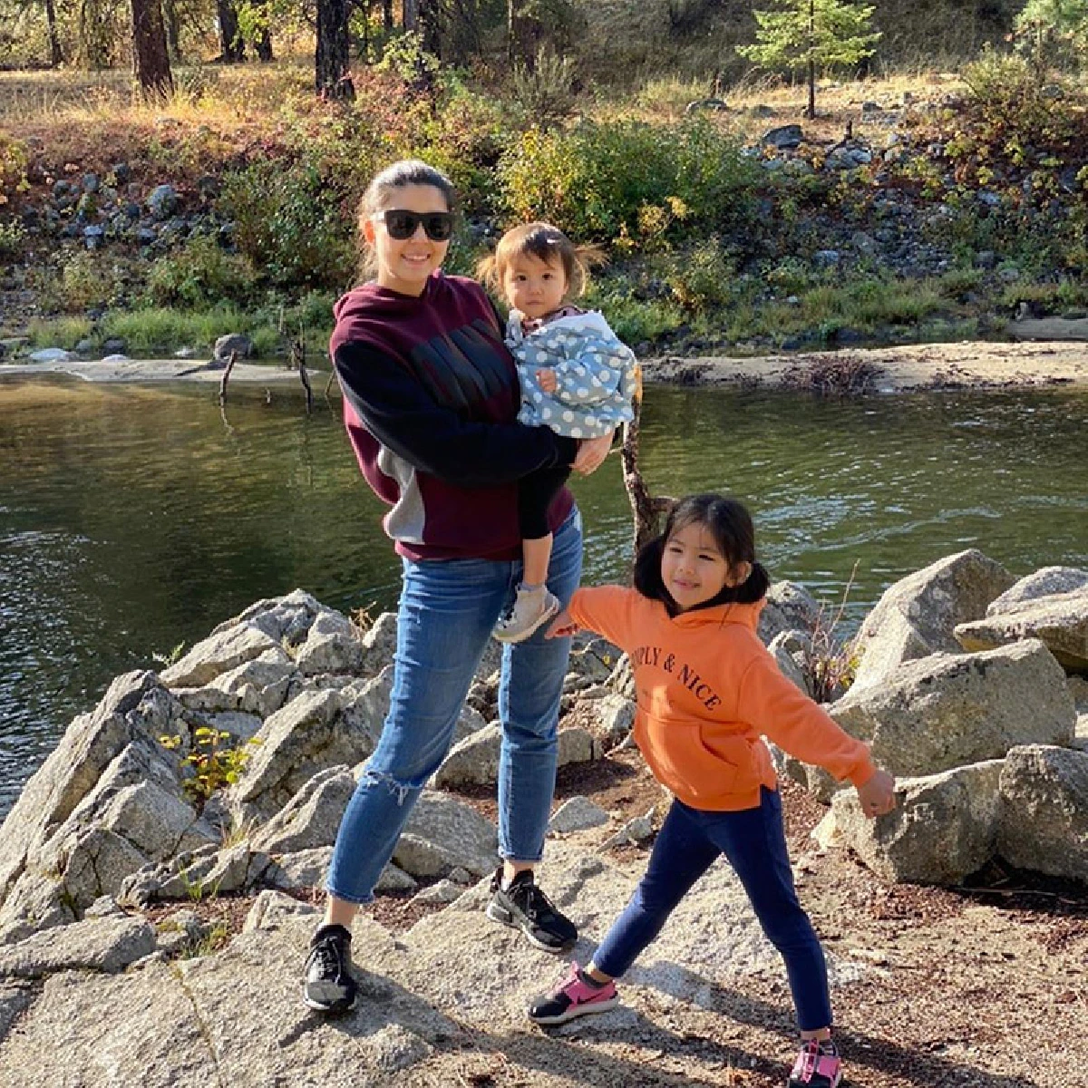 ส่องภาพ เจนนิเฟอร์-อั๋น พาลูกสาวทั้ง 3 คน เที่ยวสุดชิลใกล้ชิดธรรมชาติ