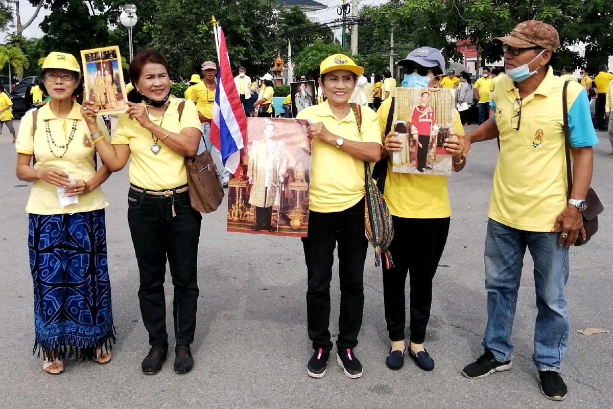 มวลชนคนเสื้อเหลืองเพชรบุรีรวมตัวจี้คณะราษฎรหยุดจาบจ้วงสถาบัน