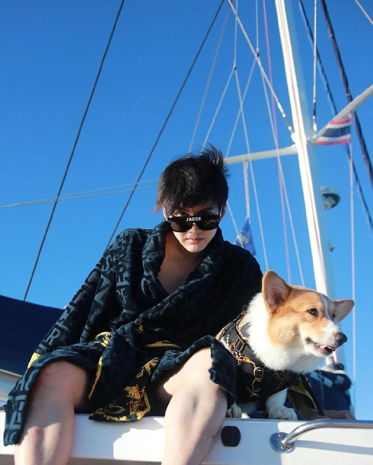 กอล์ฟ พิชญะ สวีทกลางทะเลกับแฟนสาว โดยมีแก๊งน้องหมาเป็นพยานรัก