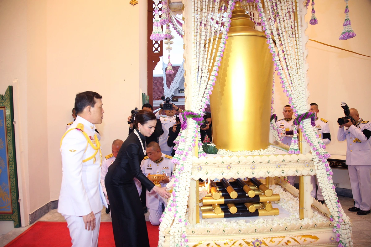 ในหลวง-พระราชินี เสด็จพระราชทานเพลิงศพ "พ.อ.ประพัฒน์ จันทร์โอชา"