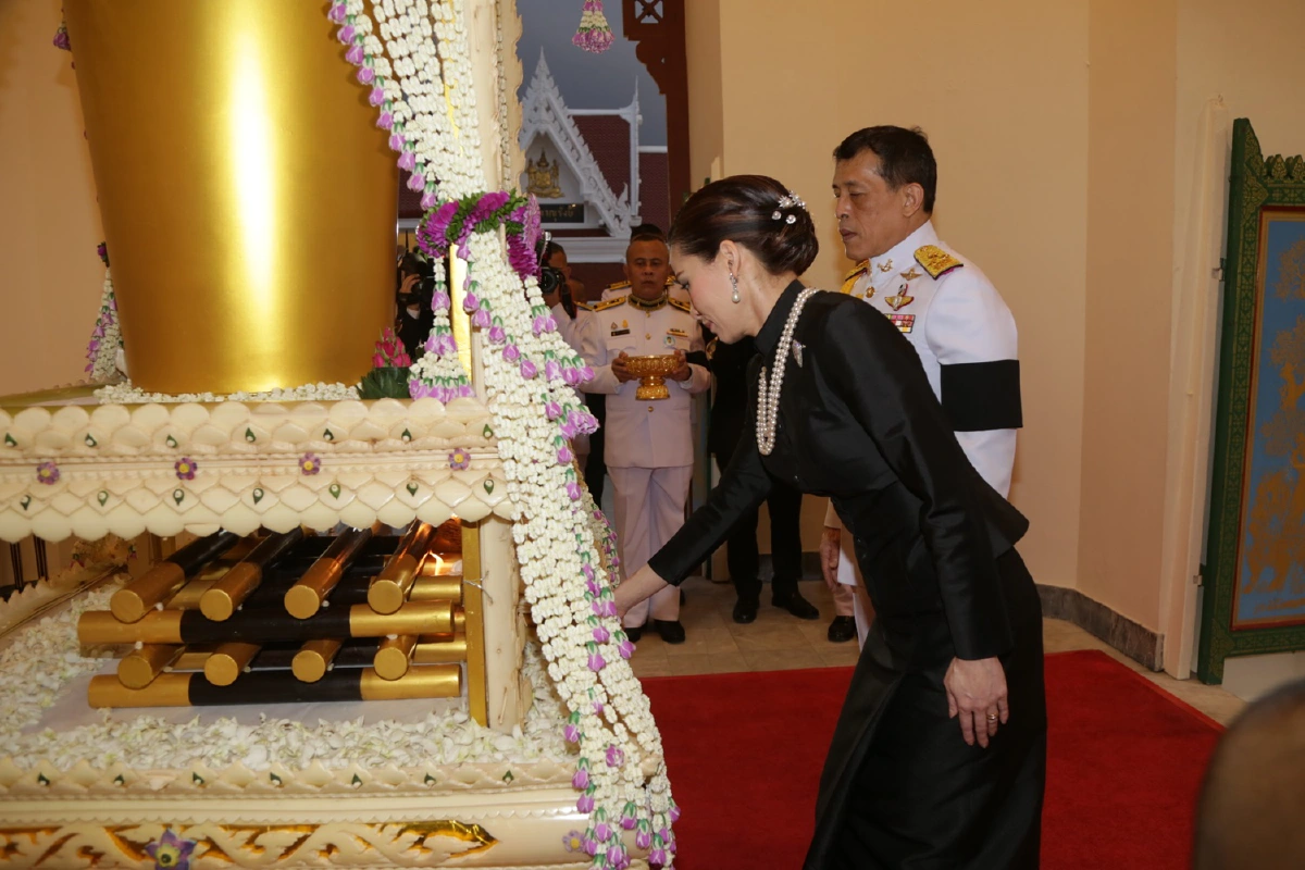 ในหลวง-พระราชินี เสด็จพระราชทานเพลิงศพ "พ.อ.ประพัฒน์ จันทร์โอชา"